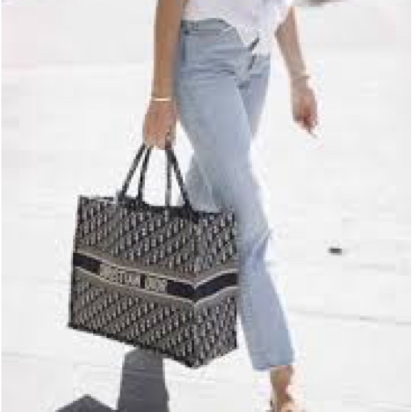 Large Dior Book Totep - Picture 8 of 16